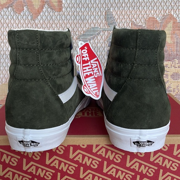 Vans Men’s Sk8-Hi
Pig Suede Grape Leaf
VN0A4BVT50K
Sneakers - Picture 14 of 16